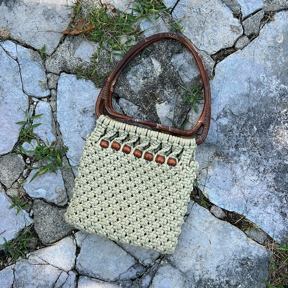 Vintage macrame purse with acrylic brown handles!